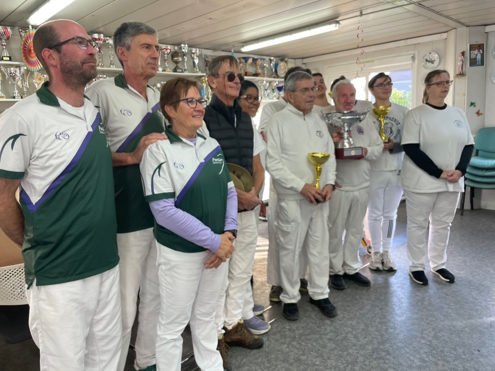 Une image contenant habits, personne, homme, chaussures Le contenu généré par l’IA peut être incorrect.