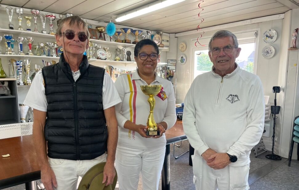 Une image contenant habits, personne, sourire, Visage humain Le contenu généré par l’IA peut être incorrect.