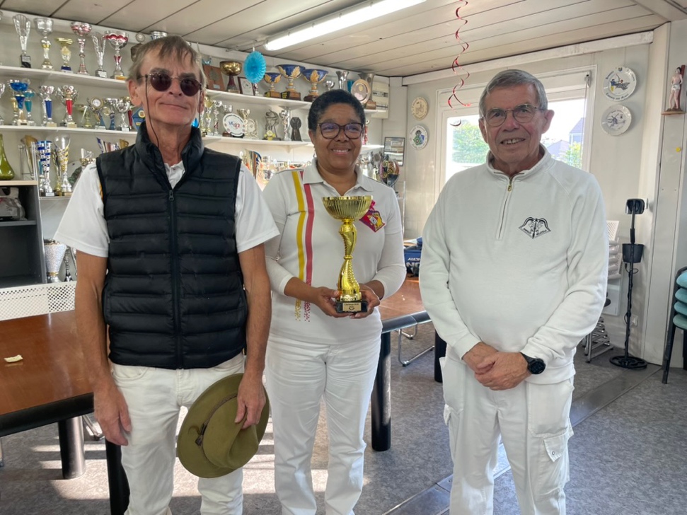 Une image contenant habits, personne, sourire, Visage humain Le contenu généré par l’IA peut être incorrect.