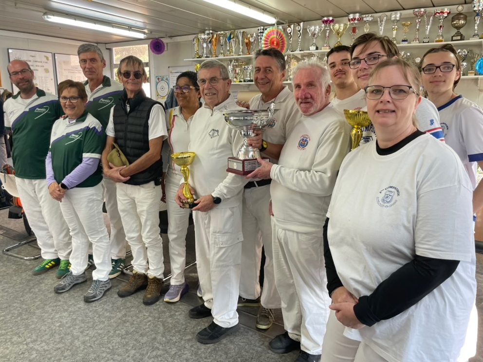 Une image contenant personne, habits, sourire, chaussures Le contenu généré par l’IA peut être incorrect.